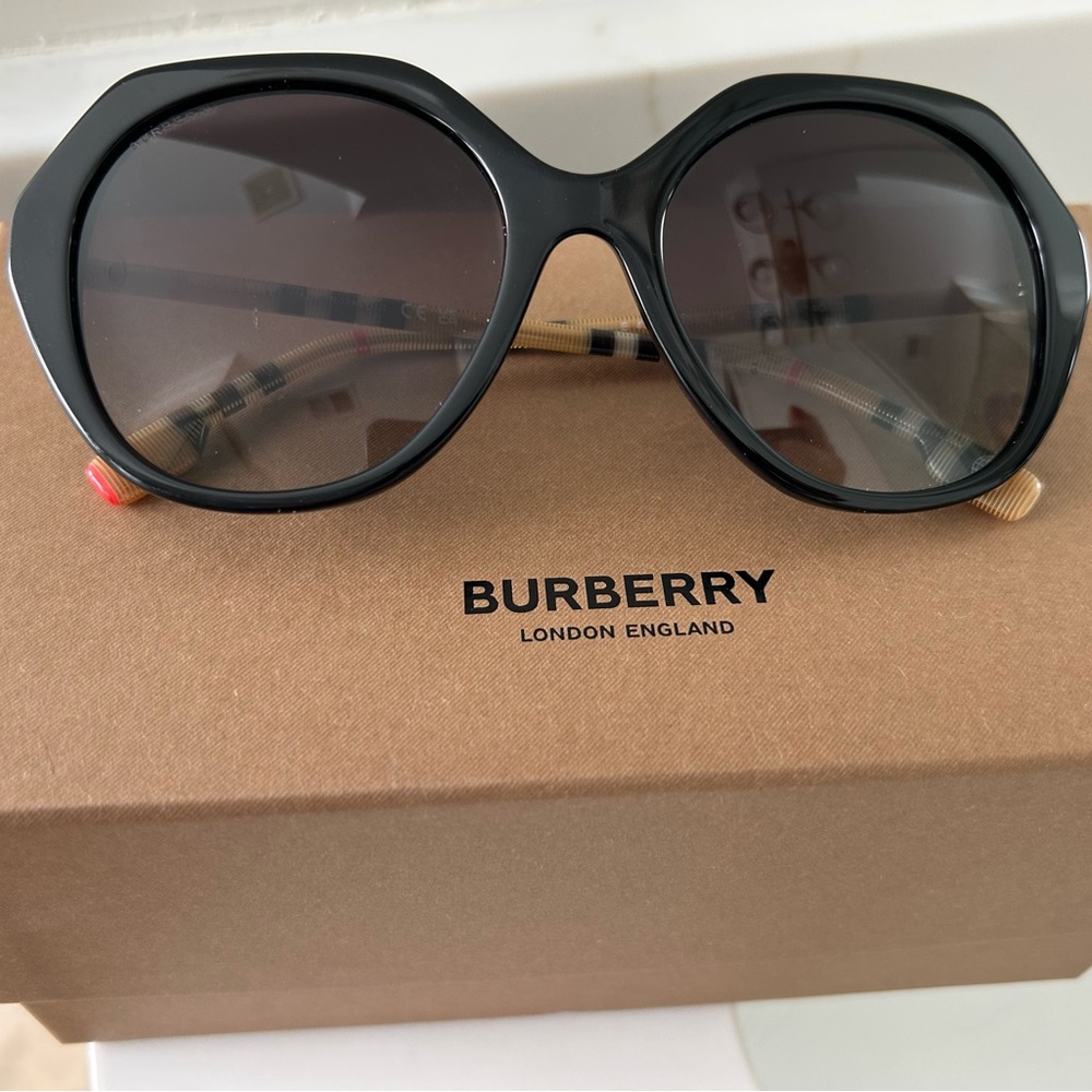 Burberry Black and Tan Sunglasses - Great Condition, FREE SHIPPING